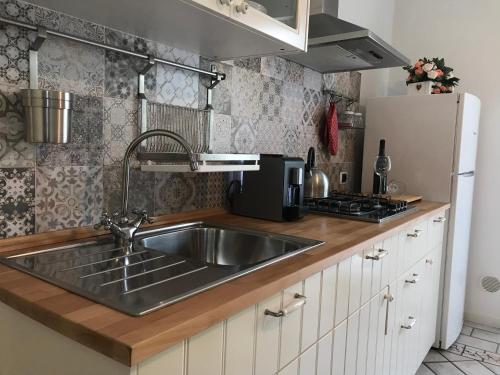 Kuchyňa alebo kuchynka v ubytovaní Casa vacanze Borgo marinaro