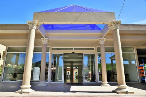 Η πρόσοψη ή η είσοδος του Marathon Hotel - All Inclusive