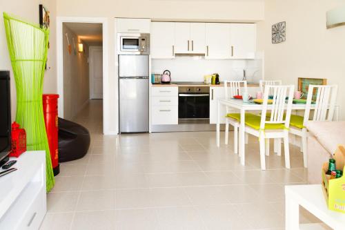 Kuchyňa alebo kuchynka v ubytovaní Bonito Apartamento & Piscina