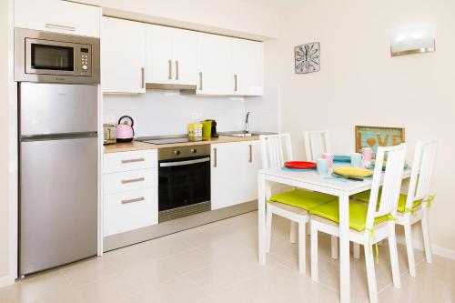 Bonito Apartamento & Piscinaにあるキッチンまたは簡易キッチン