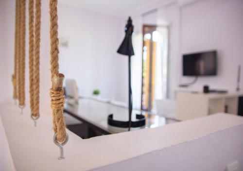 Μια τηλεόραση ή/και κέντρο ψυχαγωγίας στο Beachfront stylish maisonette in Ierissos