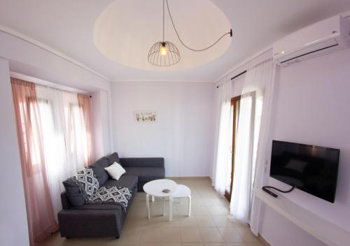 Μια τηλεόραση ή/και κέντρο ψυχαγωγίας στο Beachfront stylish maisonette in Ierissos