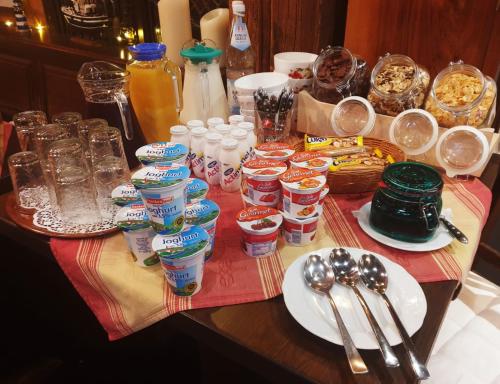 Ein Tisch mit einem Haufen Essen und Getränken drauf. in der Unterkunft Zum Fehmelbauer in Karlstadt