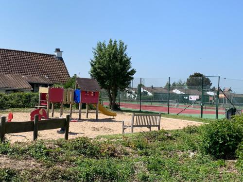 Ο χώρος παιχνιδιού για παιδιά στο Duinendaele 232 met sauna bij Plopsaland en natuurreservaat