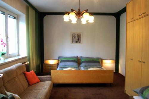 uma sala de estar com um sofá e uma mesa em Apartment Wurth em Groß-Siegharts