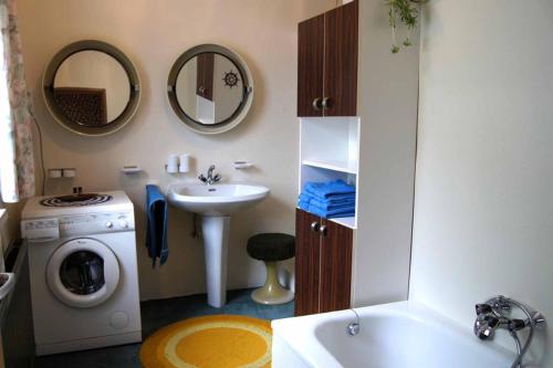 uma casa de banho com um lavatório e uma máquina de lavar roupa em Apartment Wurth em Groß-Siegharts