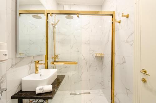 a bathroom with a sink and a shower at Villa Brandestini in Pula