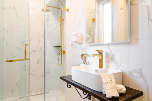 a bathroom with a sink and a shower at Villa Brandestini in Pula