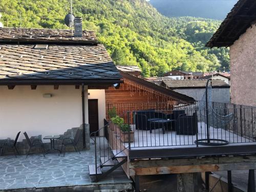 a balcony of a house with a table and chairs at B&B La Maison D' Amelie Camere e Appartamenti in Fenis