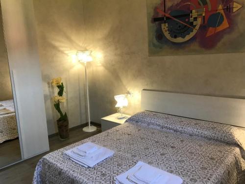 een slaapkamer met een bed en een klok aan de muur bij Vea Apartment in Padenghe sul Garda