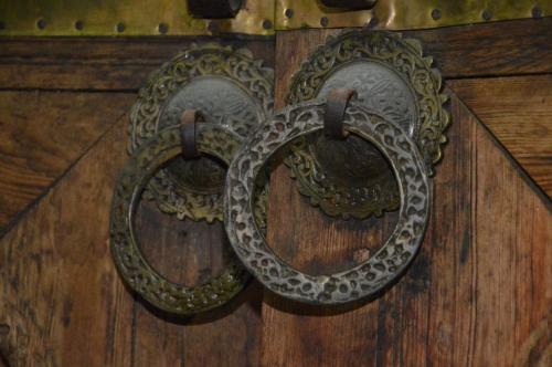 a pair of handles on a wooden door at RIAD OASIS D'ASILAH in Asilah