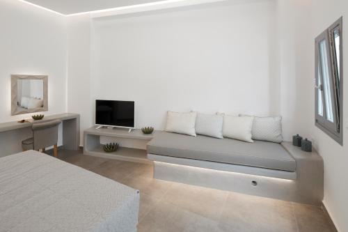 Una televisión o centro de entretenimiento en Amara Suites Santorini