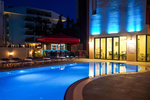 Piscina a Seren Sari Hotel o a prop