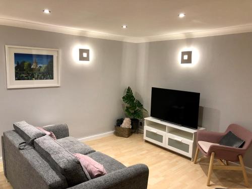 Galería fotográfica de AB - Top floor 2 bed modern town centre apartment with parking for one vehicle en Stratford-upon-Avon