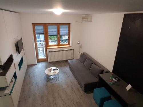 un soggiorno con divano e tavolo di Apartments REST - Centar a Novi Sad
