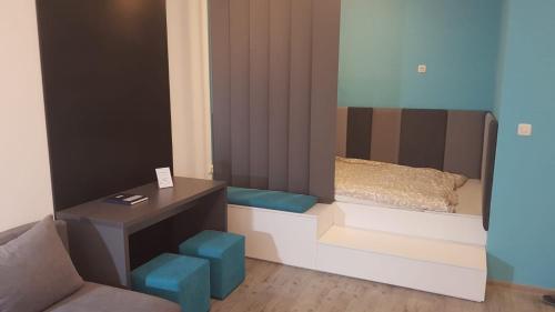 Camera con letto, scrivania e sedia. di Apartments REST - Centar a Novi Sad