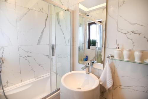 Koupelna v ubytování THEASIS Luxury Panoramic Penthouse