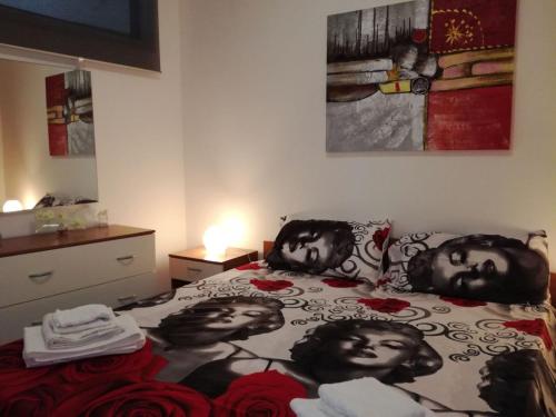 een slaapkamer met een bed met twee vrouwen erop bij casa vacanze Sole & Mare in Giardini Naxos