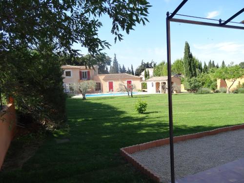 a view of a yard with a house at Mas'Xime in Saint-Rémy-de-Provence