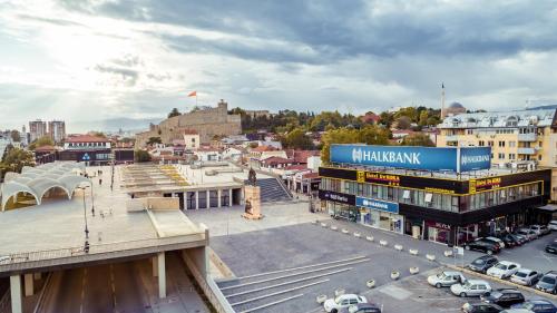 Nespecifikovaný výhled na destinaci Skopje nebo výhled na město při pohledu z hotelu