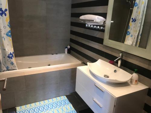 a bathroom with a sink and a bath tub at Appartement Casa-marina au 10ème étage in Casablanca