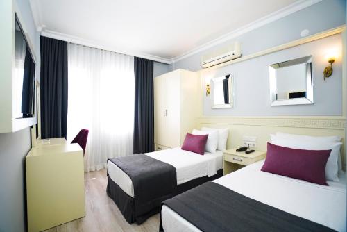 En eller flere senge i et værelse på Seren Sari Hotel