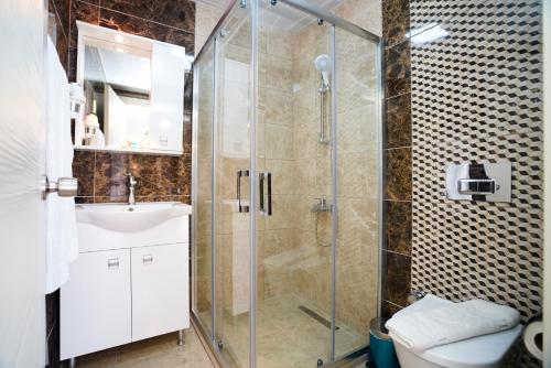 Ett badrum på Seren Sari Hotel