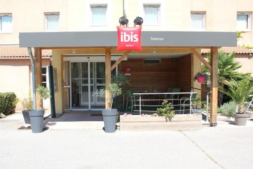 Muka bangunan atau pintu masuk ibis Sisteron