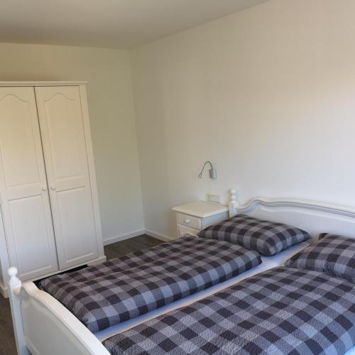 two beds sitting next to each other in a bedroom at Haus Worch in Juist