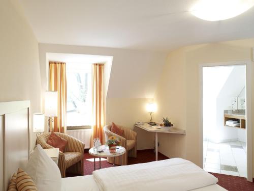 Una cama o camas en una habitación de Langwieder See