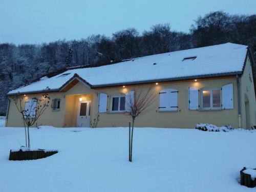 a house with snow in front of it at chambre d hôtes à la campagne in Tilleux