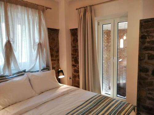 een slaapkamer met een bed en een groot raam bij 1920 in Finikounta