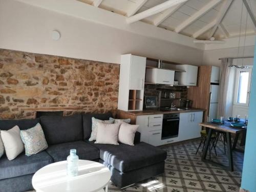 een woonkamer met een bank en een keuken bij 1920 in Finikounta