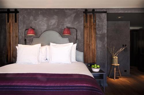 a bedroom with a large bed with white pillows at La Cordée des Alpes SUP in Verbier