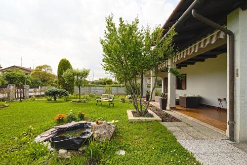 a house with a yard with a garden sidx sidx sidx at VECCHIA FAVOLA HOUSE in Quarto dʼAltino