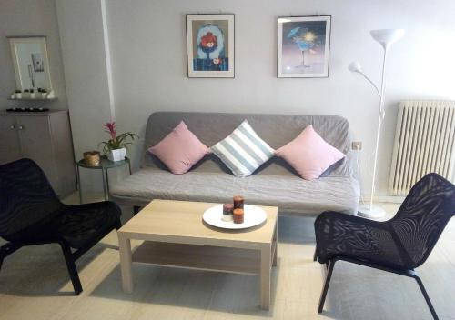Karditsa Home Sweet Home 80 τ.μ في كارديتسا: غرفة معيشة مع أريكة وطاولة وكراسي