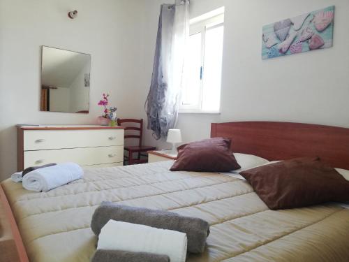 マルツァメミにあるIl Melograno Residenceのベッドルーム1室(ベッド2台、ドレッサー、鏡付)