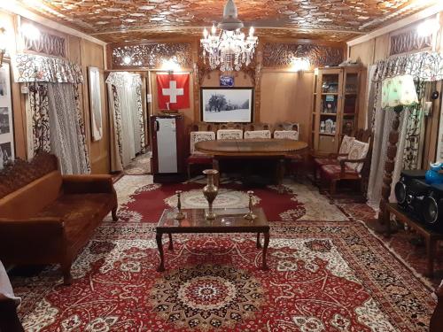 Ruang duduk di heritage geneva house boat