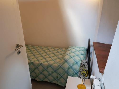 een kleine slaapkamer met een bed en een bureau bij Luciano & Norma's House La Torre in Massa Marittima