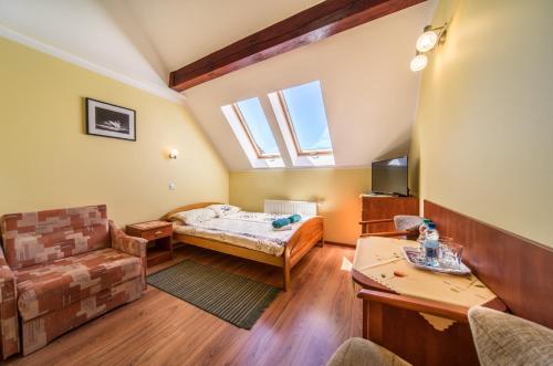 レバルにあるMalinkaのベッド1台とソファが備わる小さな客室です。