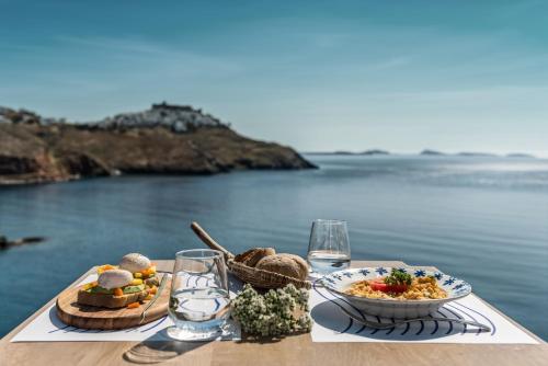 a table with food and a view of the ocean at Saluti Da Stampalia in Astypalaia Town