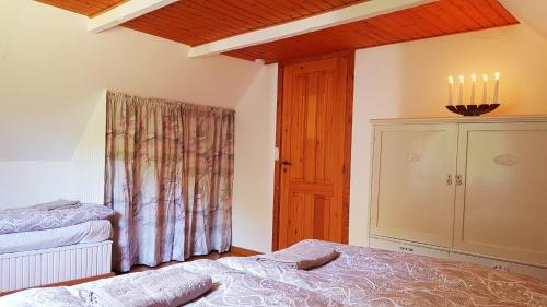 a bedroom with two beds and a window at Sænehus Husmandssted in Allinge