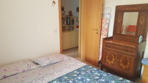 a bedroom with a bed and a dresser and a mirror at condominio vite in Misano Adriatico