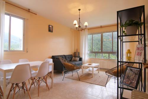 Una sala de estar con una mesa y sillas y un sofá. en La Peñita by #cherrygredos, en El Arenal