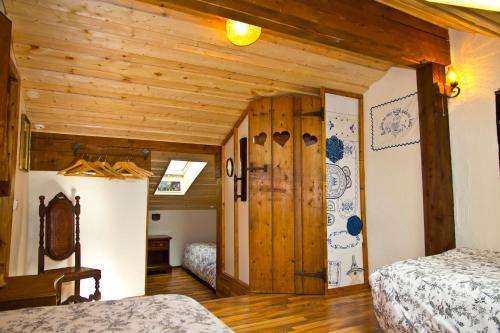 Postel nebo postele na pokoji v ubytování Raven's Bed