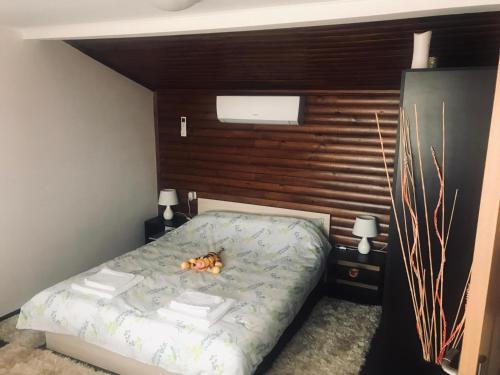 sypialnia z łóżkiem, 2 szafkami nocnymi i 2 lampami w obiekcie Guest house Grahlyov w mieście Saparewa Banja