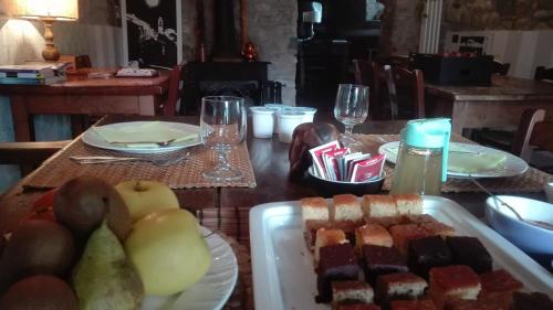 MulazzoにあるLocanda di Campagnaのテーブル(一皿の食べ物とワイングラス付)