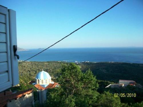 a view of the ocean and a white building at SAMOS 1880 in Marathokampos
