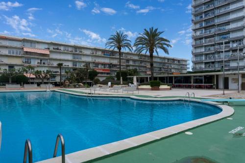 a large swimming pool in front of a building at Precioso apartamento en la playa Barcelona in Cabrera de Mar