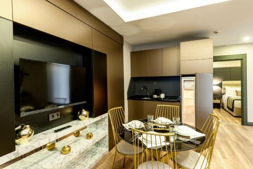 cocina y comedor con mesa y sillas en A Palace Suites, en Estambul